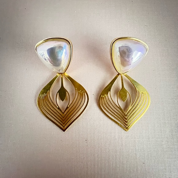 Delicate Art Deco-Inspired Dangle Earrings- Gold Elegant Stylish Earrings - Picture 3 of 16